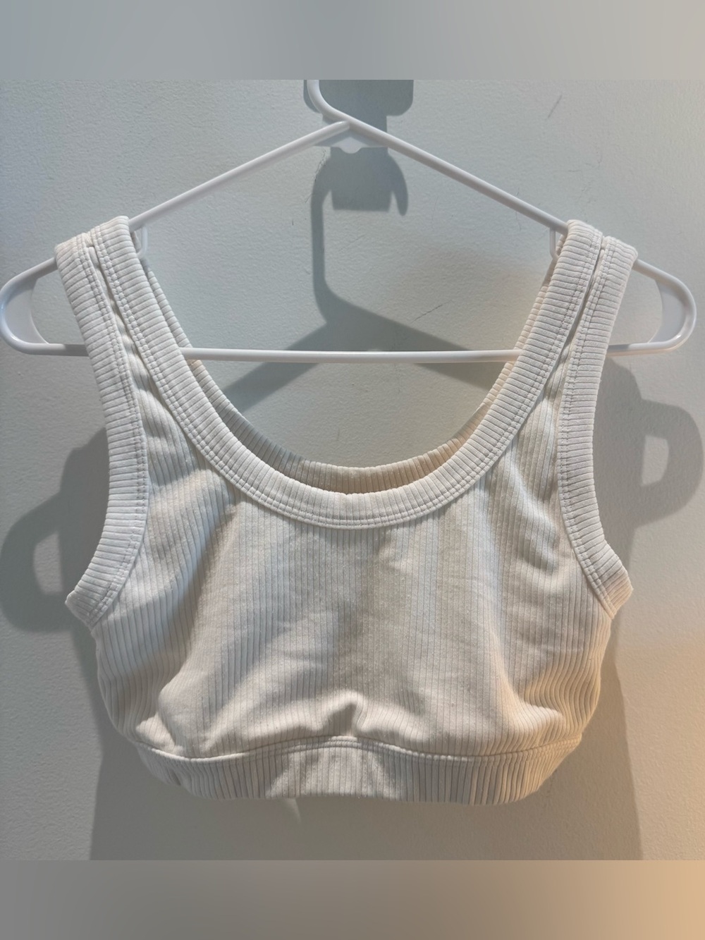 ALO Yoga — White Ribbed Scoop Sports Bra